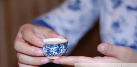 女士喝茶的手勢，女人正確喝茶手勢姿勢圖