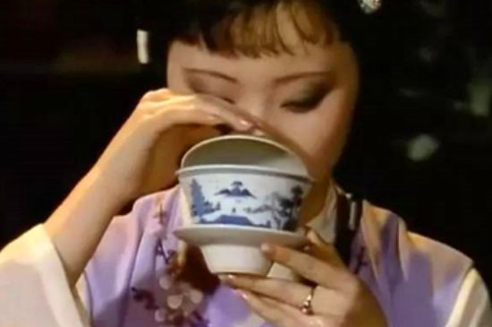 女士喝茶優(yōu)雅姿勢，女士正確喝茶姿勢禮儀