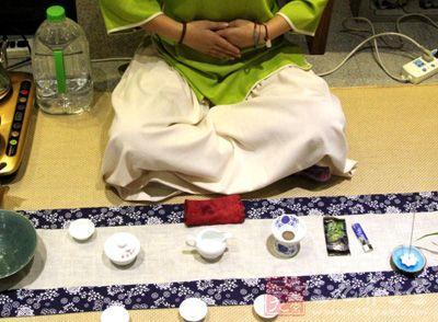 女士喝茶的手勢，女人正確喝茶手勢姿勢圖