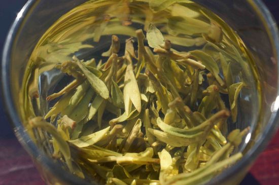 安吉白茶冷藏好還是冷凍好？這個(gè)需要根據(jù)存放時(shí)間來選擇