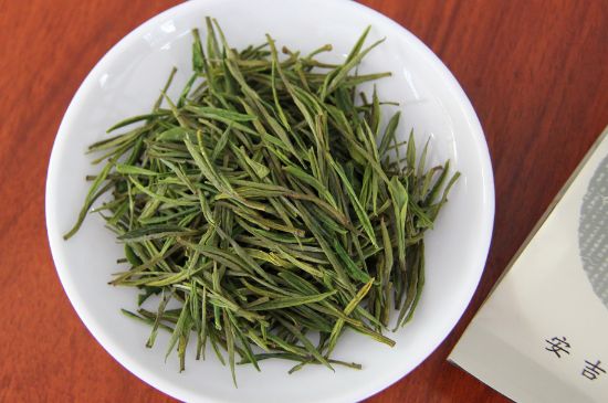 安吉白茶冷藏好還是冷凍好？這個(gè)需要根據(jù)存放時(shí)間來選擇