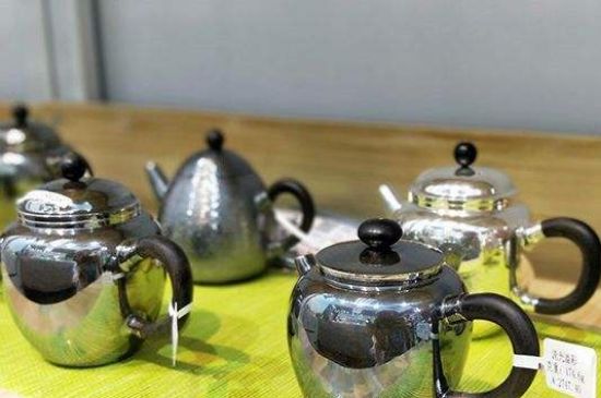 銀壺燒水后水里有黑色的東西，為什么銀壺里有黑點