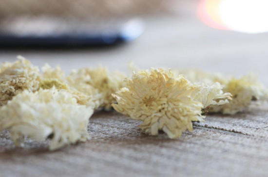 菊花茶買(mǎi)小朵還是大朵，泡茶用的小菊花和大菊花哪個(gè)好