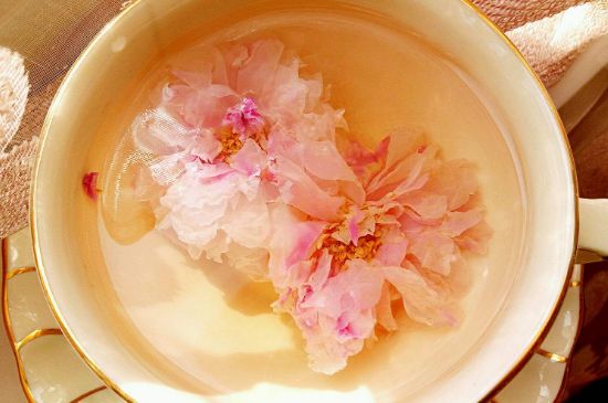 玫瑰花茶的功效與作用，堅(jiān)持喝一個(gè)月玫瑰花茶會(huì)怎樣？