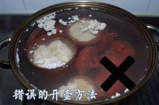 開壺放豆腐是錯(cuò)誤的，新買的紫砂壺正確開壺建議