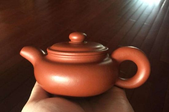 朱泥<a href=http://m.sdeasyshipping.com/chaju/zisha/ target=_blank class=infotextkey>紫砂壺如何開壺</a>，朱泥壺日常泡茶養(yǎng)護(hù)