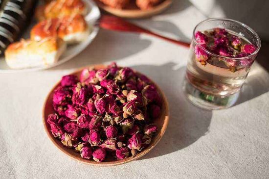 玫瑰花茶的功效與作用，堅(jiān)持喝一個(gè)月玫瑰花茶會(huì)怎樣？