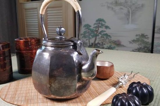 銀壺泡茶后為什么會(huì)變黑，銀壺內(nèi)膽發(fā)黑怎么辦