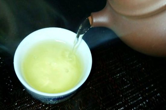 一天什么時(shí)候喝黑茶最好，喝黑茶一天最佳時(shí)間和季節(jié)