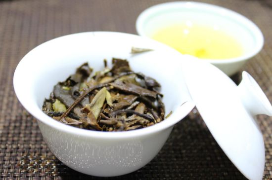 怎么撬老白茶茶餅不容易碎，福鼎白茶如何撬茶方法