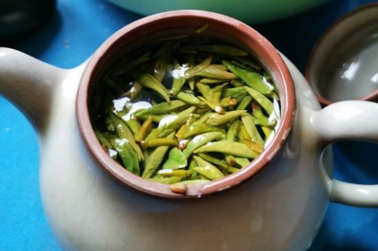 龍井茶放二年了能喝嗎，過期龍井茶的妙用！