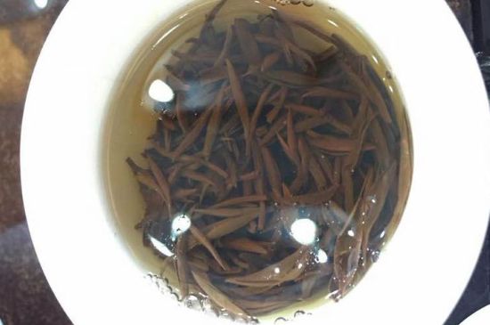 女人喝金駿眉的好處和壞處，女性喝金駿眉可減肥養(yǎng)顏