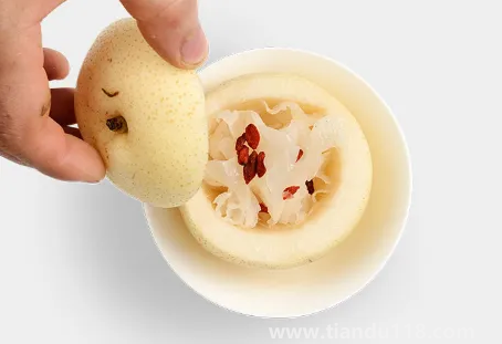 冰糖燉雪梨是吃梨肉還是喝湯1